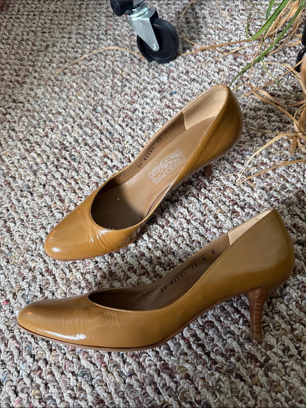 Salvatore Ferragamo DY 42131 75 Kitten Heel Pumps Tan Leather